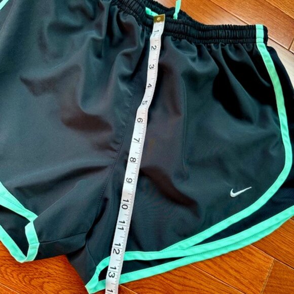 NIKE Women’s Dry Fit Running Shorts Size Medium Black/Green - Picture 3 of 6
